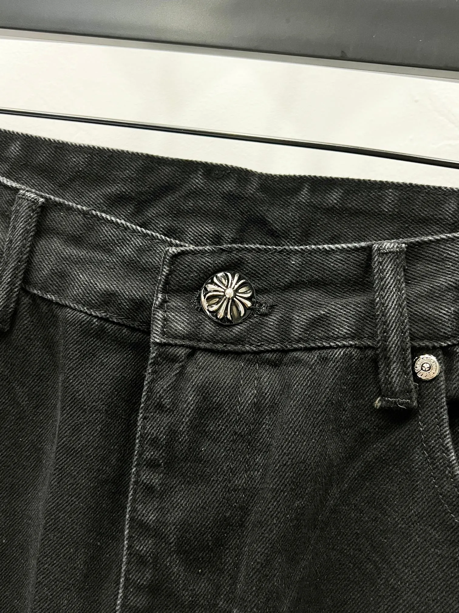 P260 Style number: (K710) Style number: (K550) Chrome Hearts & Chrome Hearts CH city limited series Sanskrit cross patch leather jeans need to be washed and then disassembled and hand-stitched with sheepskin cross leather and then spliced ​​together to complete. The whole process is too complicated to explain. The texture can be seen in the hand, and it looks good. The styles with different washed textures are very friendly to people with thin legs and thick legs. The straight version is very flattering to the leg shape. The moderate length is timeless and can be matched easily and casually. It is the basic styling foundation for various styles and is a must-have in the wardrobe! The fabric is stiff but also makes the upper body soft without losing texture. The washing process is even more perfect. It is a must-have item for everyone! ! ! Washed wheat, hang tag, pants label, three labels are complete, the upper body effect is particularly stiff and stylish, super stylish, same style for men and women - Color: orange and orange Size: 28 30 32 34